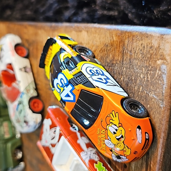 Hot Wheels Race Cars & Delivery Trucks Collection - Picture 5 of 16